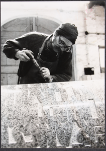 917 Kunstenaar Jeannot Bürgi beitelt het gedicht van ds. dr. Okke Jager in een draaibare granieten tekstrol. Naam ...