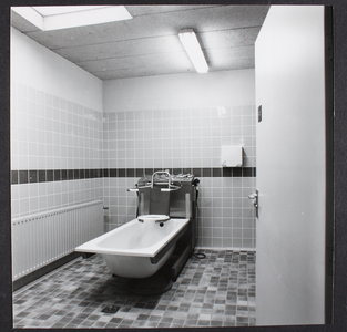 924 Badinstallatie in Huis a.d. Dijk, paviljoen voor Psycho-geriatrie., 1990-01-01