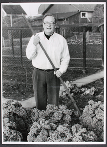 925 Dhr. F(rits )Wolters bij tuinwerkzaamheden., 1992-10-29