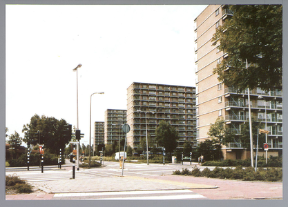 WAT001012496 Met flats aan de Mercuriusweg , links de J P Grootstraat