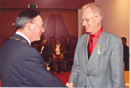WAT120002937 Jan Blokker (r) ontvangt van burgemeester Tange (l) een koninklijke onderscheiding voor zijn verdiensten ...