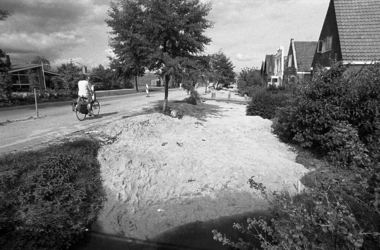 RJ000000668 De sloot langs de Zuiderweg is gedempt ten behoeve van het fietspad. (NNC 06-08-1976)