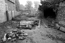 RJ000000857 De omgeploegde tuin van H. de Boer waar de gebroeders Roskam een archeologisch onderzoek naar de resten van ...