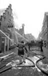 RJ000001134 EdamFoto 3/5: De haastig toegesnelde vrijwillige brandweer blust de brand in de woning boven het ...