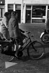 RJ000000055 Dames van het UVV op de fiets onderweg met pannetjes t.b.v. Tafeltje Dekje in de 70er jaren in ...