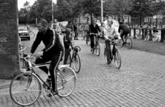 RJ000000220 Toerfietsers vertrekken vanaf de Koemarkt voor een avond fiets tweedaagse georganiseerd door toerclub Le ...
