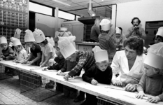 RJ000000257 Bij bakker S. van Willes konden kleuters zelf eens hun eigen broodjes bakken. (NNC 11-10-1972)
