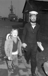 RJ000000346 Den Helder: Een jongetje uit het kindertehuis De Burcht in Purmerend loopt opgetogen samen met een matroos ...