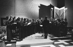 RJ000000350 Het koor Jubilate Deo tijdens hun kerstconcert in de Taborkerk.(NNC 18-12-1972)
