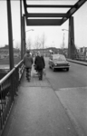 RJ000000356 Het smalle voetpad op de Sluisbrug. (19-01-1973)