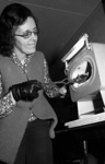 RJ000000375 Mevr. L. B. Sikkema-Kappeler bij haar emaille-oven is als Zwitserse ver op handenarbeidgebied. (NNC 19-01-1973)