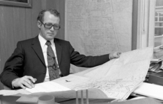 RJ000000419 Het nieuwe hoofd gemeentewerken Jan Koopman bekijkt een plattegrond van Oostzaan. (NNC 15-03-1976)