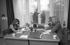 RJ000000422 Maatschappelijk werksters Arents(r) en Margreet Swart(l) in hun eigen kantoor aan de Zarken.(NNC 12-03-1976)