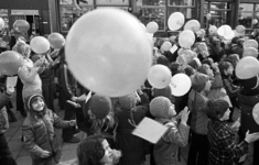 RJ000000476 Bij de opening van de school De Lepelaar in de Overwere II werd door de leerlingen ballonnen opgelaten. ...
