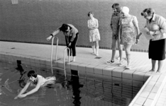 RJ000000492 Vijf leden van de zwemgroep van gehandicapten Waterland zwemmen af in zwembad de Wilgenhoek en behalen hun ...