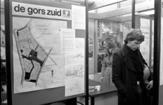 RJ000000523 Toekomstige bewoners bekijken de informatie borden van hun nieuwe wijk de Gors Zuid. (NNC 2-04-1976)