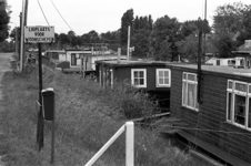 RJ000000602 Een rijtje woonboten aan de Oostdijk in Zuidoostbeemster. (NNC 18-06-1976)