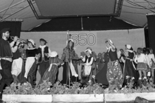 RJ000000640 Met veel vrolijkheid werd een revue gepresenteerd door inwoners van Landsmeer ter viering van het 650 jarig ...