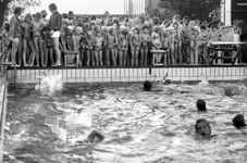RJ000000696 Dringen tijdens de zwemvierdaagse in zwembad de Wilgenhoek. (NNC 27-08-1976)