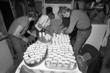 RJ000000735 Begeleiders van Bosvolk schenken limonade in voor de Edamse jongeren die op kamp zijn in Woudenberg. (NNC ...