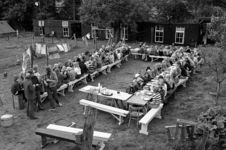 RJ000000737 Met zijn allen aan de lunch op kamp in Woudenberg. De Bosvolk jongeren genieten ervan. (NNC 06-08-1976)