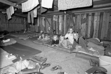 RJ000000741 De meiden hebben lol in hun slaapzaal op het Bosvolk kamp in Woudenberg. (NNC 06-08-1976)