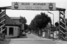 RJ000000748 De toegangspoort naar de Wijde Wormer bij Neck die de viering van 350 jaar bestaan aangeeft. (NNC ...