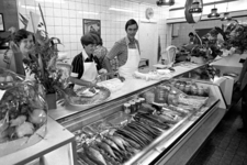 RJ000000773 Bets en Wim Miedema in hun vernieuwde viswinkel aan de Westerstraat 31 in Purmerend. (NNC 01-09-1976)
