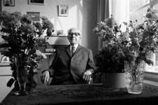 RJ000000824 De oudste inwoner van de gemeente Landsmeer, J.C. Boer, is in de bloemetjes gezet in rusthuis 'De Keern' ...