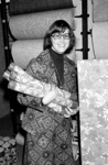 RJ000000831 Elly Kubbinga slaagde als een van de weinige vrouwen voor het diploma Vakbekwaamheid Behangen. (NNC 20-10-1976)