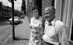 RJ000000919 Wethouder K.C. Bakker met echtgenote in hun Vooruitstraat.(NNC 19-07-1976)