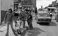 RJ000000958 Volendamse jongetjes helpen graag bij het verplaatsen van een televisiecamera tijdens een totaaluitzending ...