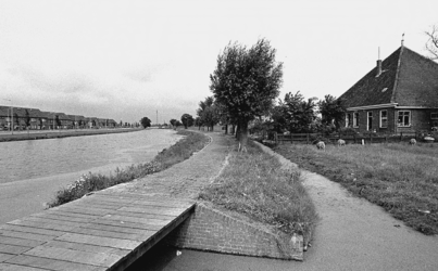 RJ000000991 Het Edammerpad tussen Edam en Volendam.(NNC 21 juli 1976)