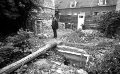 RJ000001031 Fred Roskam bij de resten van een Joods badhuis aan de Grote Kerkstraat in Edam.(NNC 14 juli 1976)