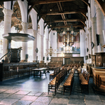 RJ000001038 Het interieur van de Grote Kerk in Edam in de 80er jaren, met links de kansel en op het eind het orgel.