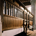 RJ000001039 Het interieur van de Grote Kerk in Edam in de 80er jaren, met prachtig houtsnijwerk versierd hekwerk de ...