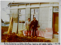CPH_map1_066 Krijn Schouten met zijn vrouw Sijtje van Dam voor hun woning aan de Westerweg nummer 29. Ze hadden hun ...
