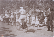 Mulder-z-0122 Ringsteken op de fiets 1935.Gerrit Jan Mulder op de fiets, man helemaal rechts; Jaap Wiedemeijer, meisje ...