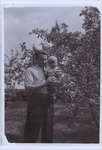 Mulder-z-0124A Foto; Gerrit Jan Mulder met zijn dochter Johanna Adriana Mulder op de arm.Locatie: in een boomgaard te ...