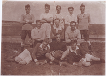 Mulder-z-0343 Foto: voetbalvereniging V.D.W. te Broek in Waterland.circa 1923.