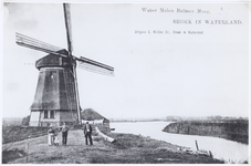 Mulder-z-0349 Foto: De laatste windwatermolen van de Belmermeerpolder, een achtkantige binnenkruier. Tijdens zwaar weer ...
