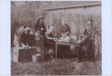 Mulder-z-0108 Foto: Boekbinderij onder leiding van juffrouw Rems te Broek in Waterland, circa 1923.Links aan de tafel ...