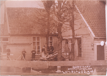 Mulder-z-0109 Watersnood van 1916 in Broek in Waterland.Pand midden achter; Dorpsstraat nummer 1, café Concordia, pand ...