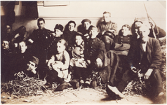Mulder-z-0291 Watersnoodramp 1916.Foto: militairen voor bewaking sliepen in de school, rechts voor; Eldert Visser.