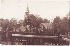 Mulder-z-0313 Foto: Havenrak met op de achtergrond De Hervormde of Sint-Nicolaaskerk. 