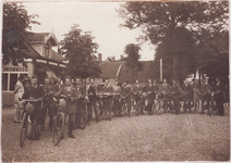 Mulder-z-0317 De Jongensvereniging van Broek in Waterland gaat op fietstocht o.l.v. Dominee Gerrit Jan Jacobus Rensink ...