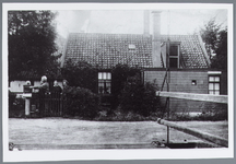 WAT002002038 Bartelsluis, met brug en huis van Lou Wakker die samen met zijn vrouw (midden) en dochter (rechts) op de ...