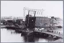 WAT002002176 Zaanbrug met rechts op de achtergrond de Lassie fabriek met v.l.n.r.; ‘Silo’ ( ook wel ‘Oslo’ genoemd, ...
