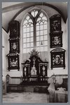 WAT002003047 Graftombe met rouwkassen in monumentaal kerkgebouw der Hervormde gemeente Oosthuizen, Ned. Herv. Kerk.Lang ...