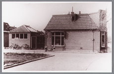 WAT002000362 Hoek Zandweg, Badhuisstraat met op de hoek Zandweg nummer 35 gesloopt voor 1974.In de jaren 20 zat Nic ...